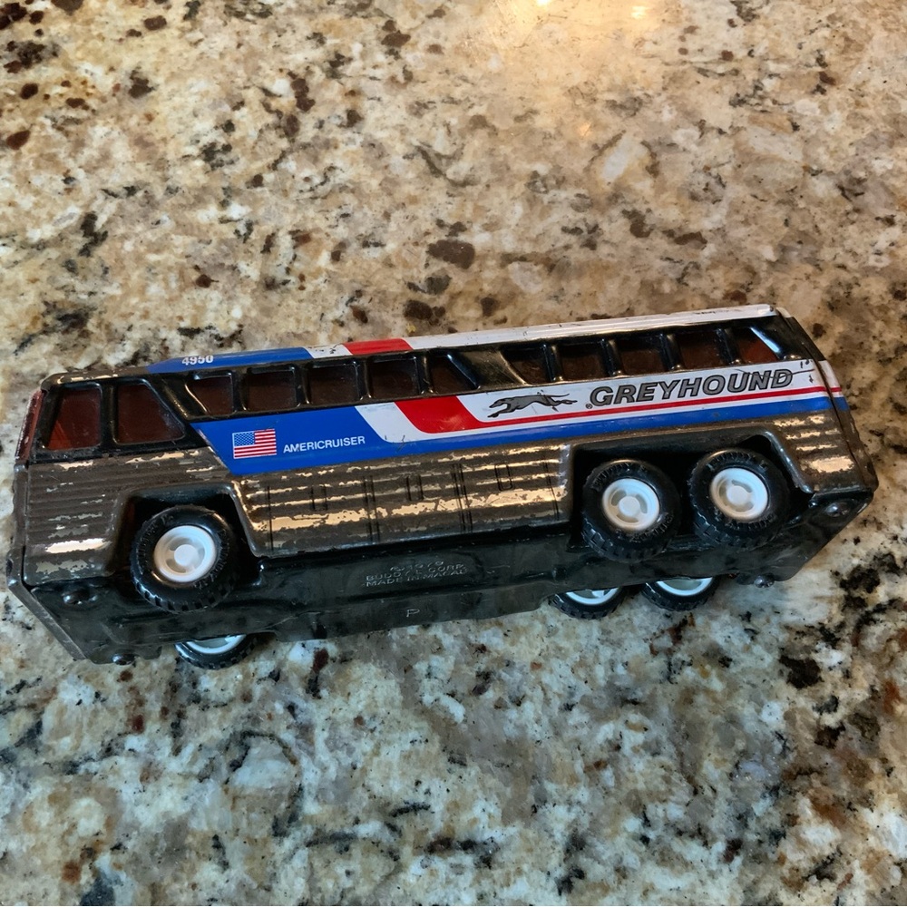 Vintage 1979 #4950 Tin Buddy L Americruiser Greyhound bus. Collecto item display